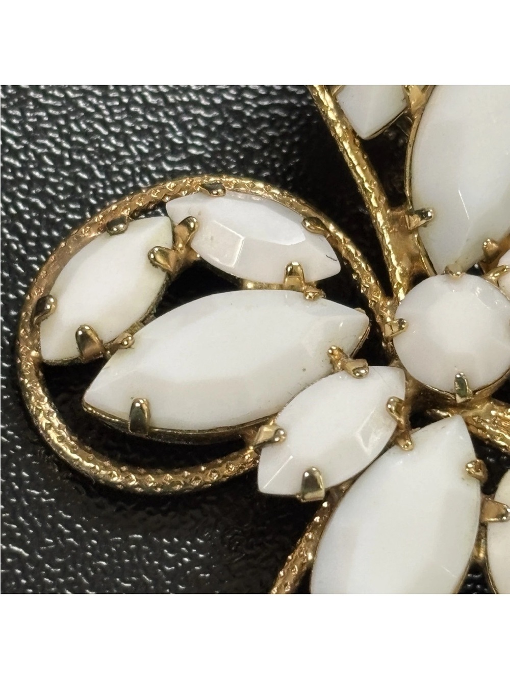 Vintage Butterfly Brooch Milk Glass Stones Gold-tone 2" x 1.75" - Picture 11 of 14